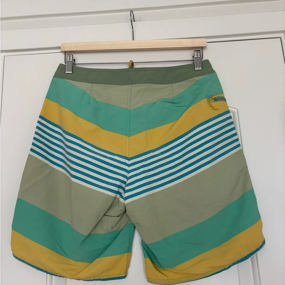 Patagonia Wavefarer Men’s Board Shorts Green Yellow Surf Swim Vacation 30